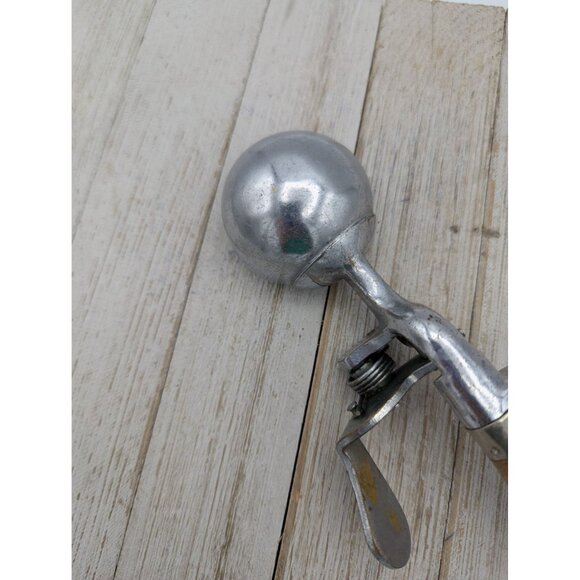 Vintage Benedict Indestructo Size 24 Wood Handle Ice Cream Scoop 2" Scoop No. 14 - Picture 6 of 7